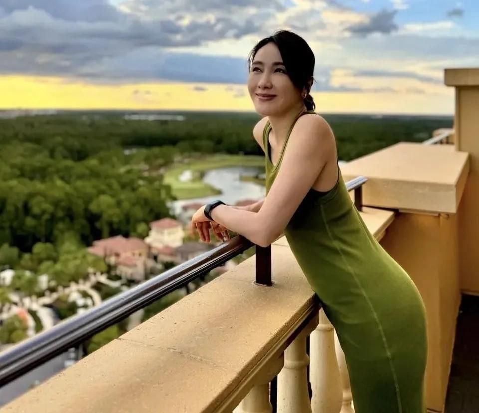 黎姿太丰满了，真空穿紧身裙都兜不住好身材，我感慨富商真会选人
